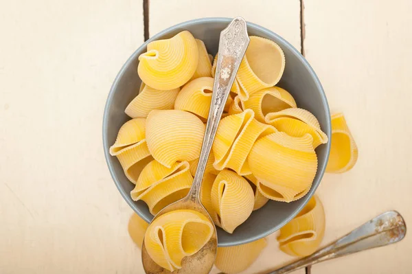 Italienska snigel lumaconi pasta — Stockfoto