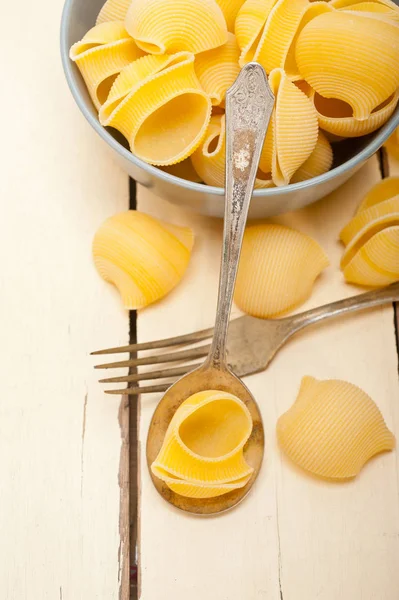 Italienska snigel lumaconi pasta — Stockfoto