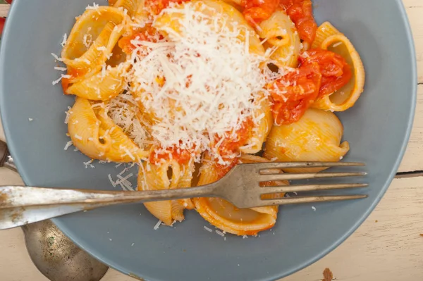 Italian snail lumaconi pasta with tomatoes — Stock Photo, Image