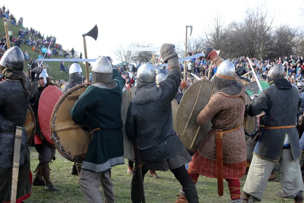 Participantes no identificados de Rekawka - tradición polaca, celebrada en Cracovia el martes después de Pascua. Actualmente tiene el carácter de festival reconstrucción histórica —  Fotos de Stock