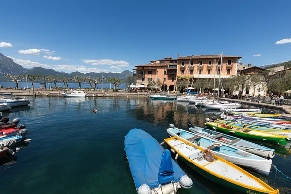 Vissersboten in de kleine haven van Torri del Benaco. Gardameer. Italië — Stockfoto