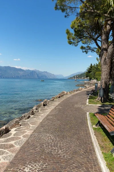 Lago de Garda con paseo marítimo en Torri del Benaco, Italia — Foto de Stock