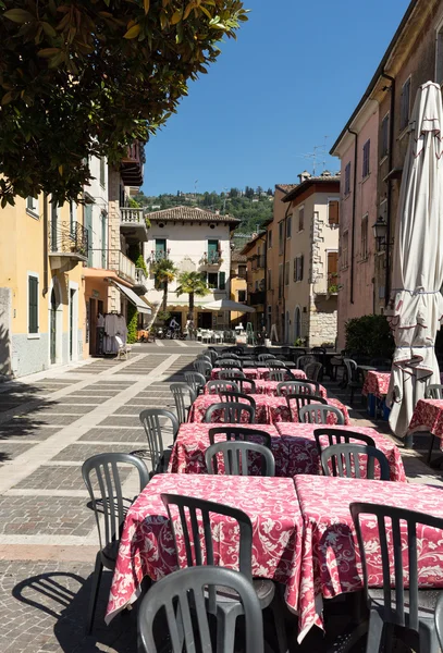 Lago Garda com passeio marítimo e restaurante em Torri del Benaco, Itália — Fotografia de Stock