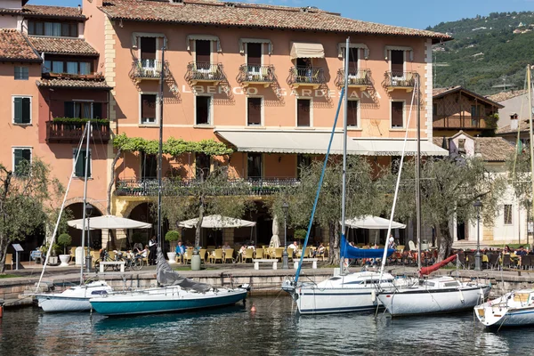 Barcos no pequeno porto de Torri del Benaco. Lago Garda. Itália — Fotografia de Stock