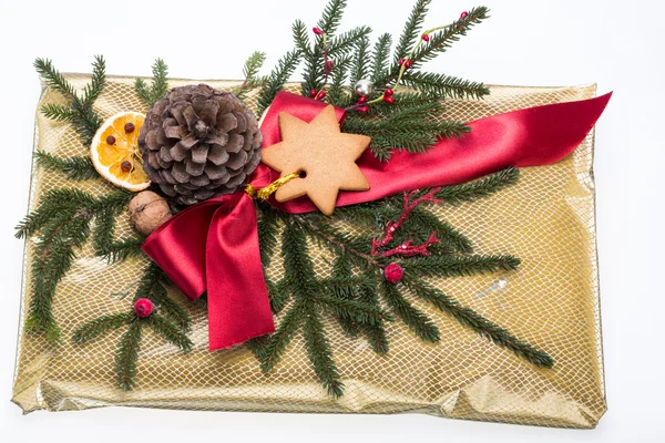 Weihnachtsgeschenkboxen mit roter Schleife dekoriert — Stockfoto