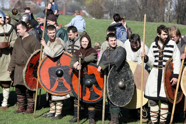 Participantes no identificados de Rekawka - tradición polaca, celebrada en Cracovia el martes después de Pascua. Actualmente tiene el carácter de festival reconstrucción histórica —  Fotos de Stock