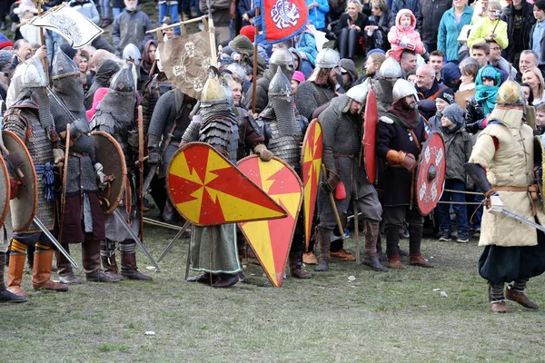 Participantes no identificados de Rekawka - tradición polaca, celebrada en Cracovia el martes después de Pascua. Actualmente tiene el carácter de festival reconstrucción histórica —  Fotos de Stock