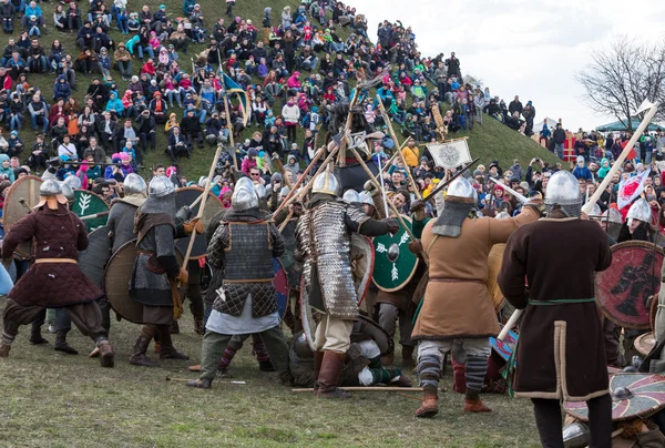 Participants non identifiés de Rekawka - tradition polonaise, célébrée à Cracovie le mardi après Pâques. A actuellement le caractère de la reconstruction historique du festival — Photo