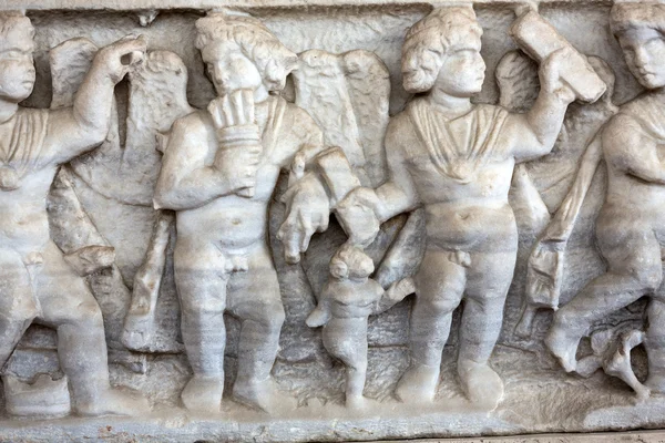 Relief on the ancient sarcophagus in the baths of Diocletian in Rome. Italy — Stock Photo, Image