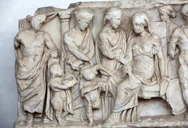 Relief sur l'ancien sarcophage dans les bains de Dioclétien à Rome. Italie — Photo