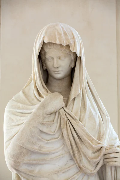 Estátua antiga de mulher em banhos de Diocleciano (Thermae Diocletiani) em Roma. Itália — Fotografia de Stock
