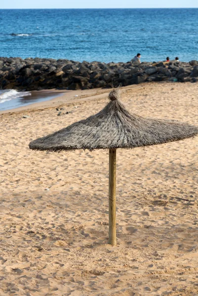 Guarda-chuva de palha na praia — Fotografia de Stock