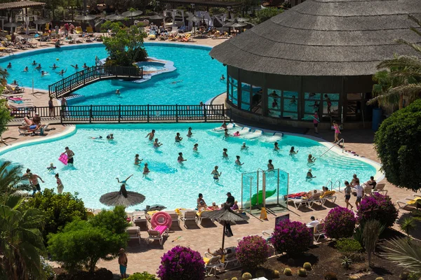 Grupo activo de personas un entrenamiento en la piscina en Fuertevetura. España — Foto de Stock