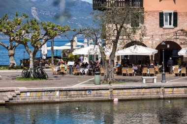  Garda Gölü mesire ve restoranda Torri del Benaco, İtalya 