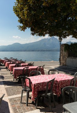  Garda Gölü mesire ve restoranda Torri del Benaco, İtalya 