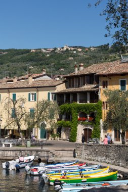 Balıkçı tekneleri, küçük liman, Torri del Benaco. Garda Gölü. İtalya