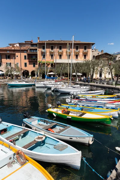 Rybářské lodě v malém přístavu města Torri del Benaco. Jezero Garda. Itálie — Stock fotografie