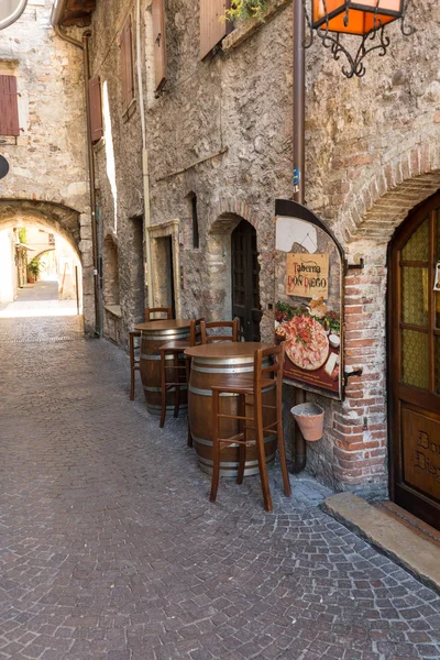 Oude straat en pittoreske huizen van Torri del Benaco. Gardameer, Italië — Stockfoto
