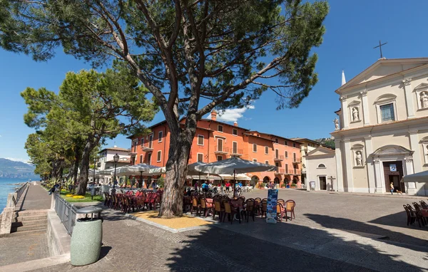 Gardameer met promenade en restaurant in Torri del Benaco, Italië — Stockfoto