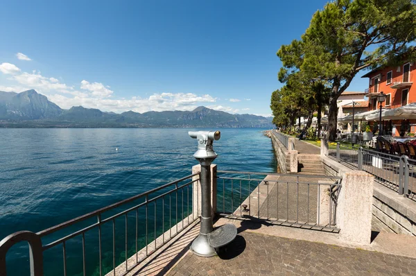 Lago Garda com passeio marítimo e restaurante em Torri del Benaco, Itália — Fotografia de Stock