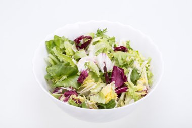  Yeşil ve kırmızı yaprak marul. Beyaz bir arka plan üzerinde izole