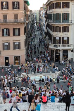  Fontana della Barcaccia ve Via dei Condotti Roma, İtalya en kutsal üçlü görüldü.