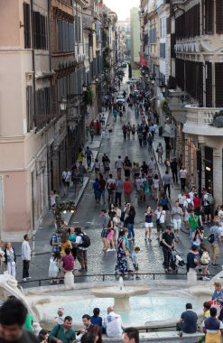  Fontana della Barcaccia ve Via dei Condotti Roma, İtalya en kutsal üçlü görüldü.
