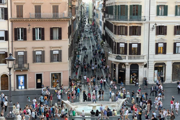 Fontana della Barcaccia y Via dei Condotti vistas desde la Santísima Trinidad en Roma, Italia . — Foto de Stock