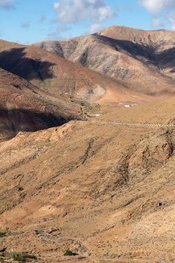 Güzel volkanik dağlar ve yolun bir dağ yamacında. La Pared yol Betancuria için. Fuerteventura. 