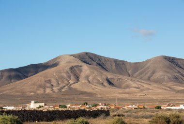 Fuerteventura üzerinde güzel volkanik dağlar. Kanarya Adaları. Fuerteventura. Kanarya Adaları