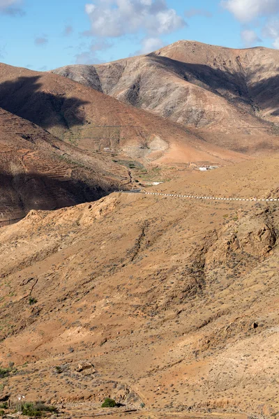 Wunderschöne vulkanische Berge und die Straße an einem Berghang. Straße von la im Vergleich zu Betancuria. fuerteventura. — Stockfoto