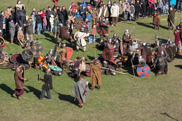 Participantes no identificados de Rekawka - tradición polaca, celebrada en Cracovia el martes después de Pascua. Actualmente tiene el carácter de festival reconstrucción histórica —  Fotos de Stock