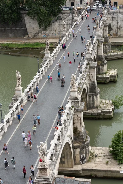 Mensen op de brug van Sant'Angelo in Rome, Italië — Stockfoto