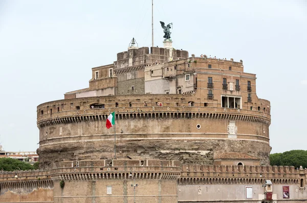 Rome - View of Castel Sant'Angelo, Castle of the Holy Angel built by Hadrian in Rome, along Tiber River — Stock Photo, Image