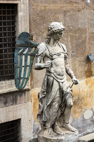 Roma - Hadrian'ın Türbesi (Castel Sant' Angelo). Melek Raffaello da Montelupo tarafından orijinal Mermer heykel. — Stok fotoğraf