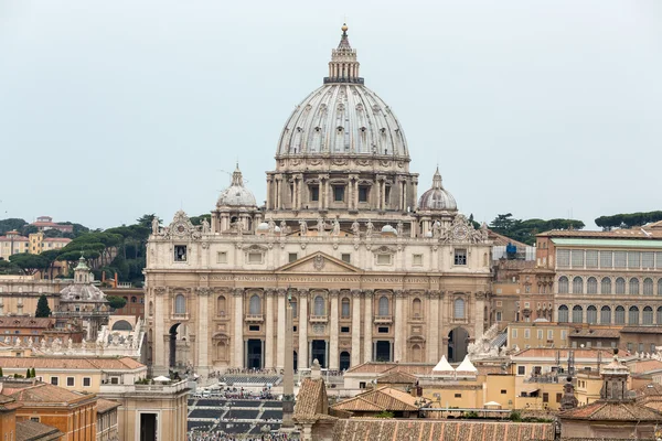 Vaticaan en de basiliek van Saint Peter gezien vanaf Castel Sant'Angelo. Roma, Italië — Stockfoto