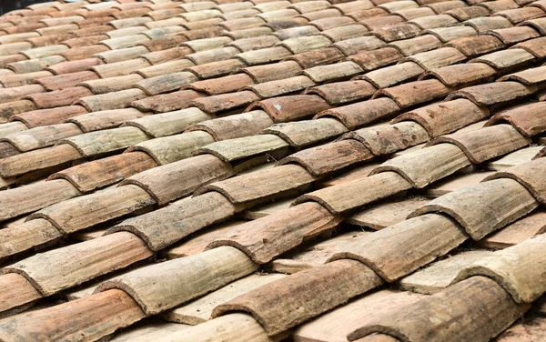 Tejas viejas en el techo de una casa vieja — Foto de Stock