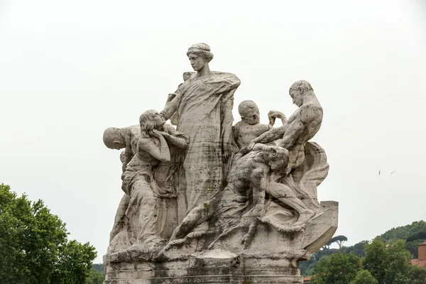 Sculpture au pont Vittorio Emanuele II, Rome, Italie . — Photo