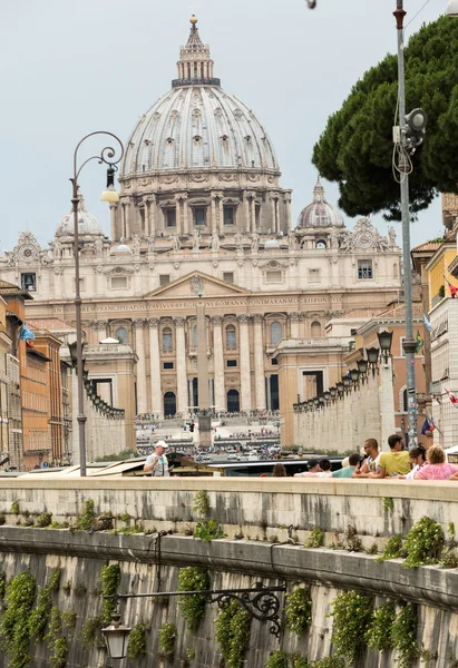 Blick auf die Basilika San Pieter und die Via della Conciliazione, Rom, Italien — Stockfoto