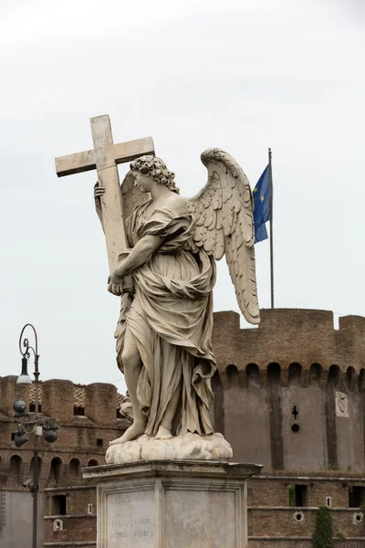 Marble statue of Angel with the Cross by Ercole Ferrata  from the Sant'Angelo Bridge in Rome, Italy — Stock Photo, Image