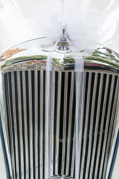 Bentley s1 continental als auto des frisch verheirateten paares in rom. Italien — Stockfoto