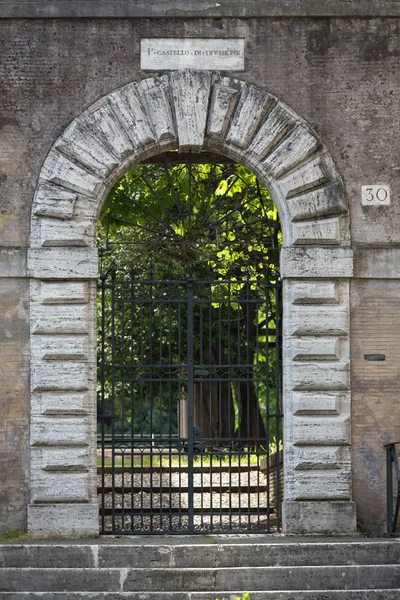 Dekorativní brána do jedné ze vilky na kopci Janiculum. Řím, Itálie — Stock fotografie