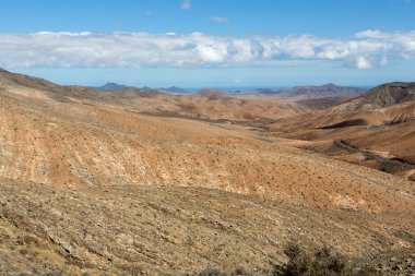 Fuerteventura üzerinde güzel volkanik dağlar. Kanarya Adaları. 