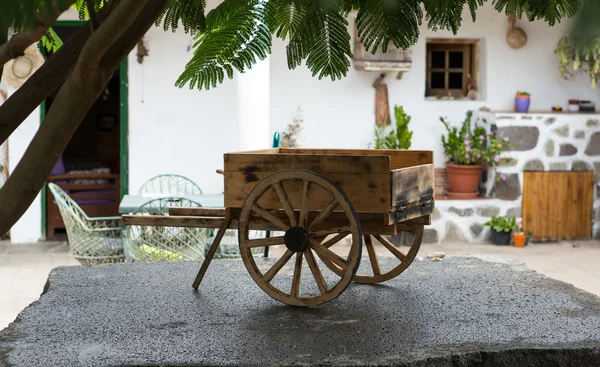 Petit chariot décoratif en bois à Betancuria sur Fuerteventura. Îles Canaries, Espagne — Photo