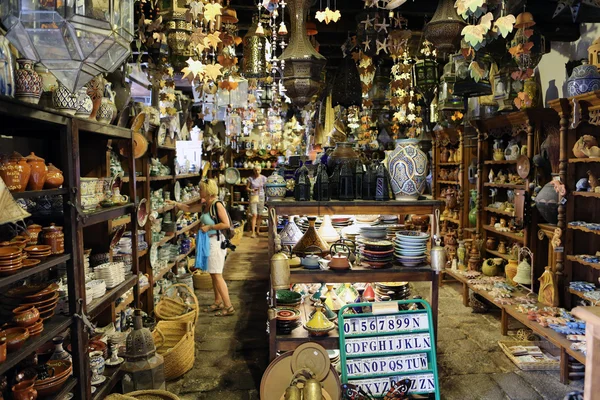 Het interieur van de souvenirshop in Betancuria. Fuerteventura, Canarische eilanden, — Stockfoto