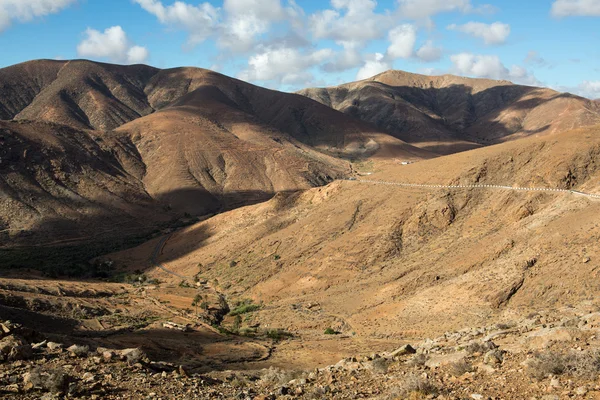 Güzel volkanik dağlar ve yolun bir dağ yamacında. La Pared yol Betancuria için. Fuerteventura. Kanarya Adaları