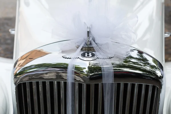 Bentley S1 Continental as the car of the newly married couple in Rome. Italy — Stock Photo, Image