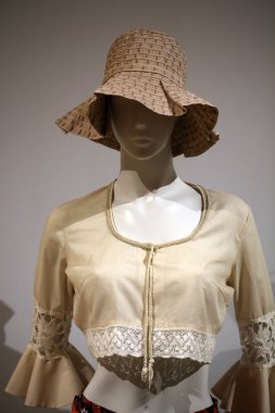 Moda bir komünist Polonya savaş sonrası yıllarda moda benzersiz karakterini yansıtan başlıklı sergi. Ulusal Müzesi, Krakov, Polonya