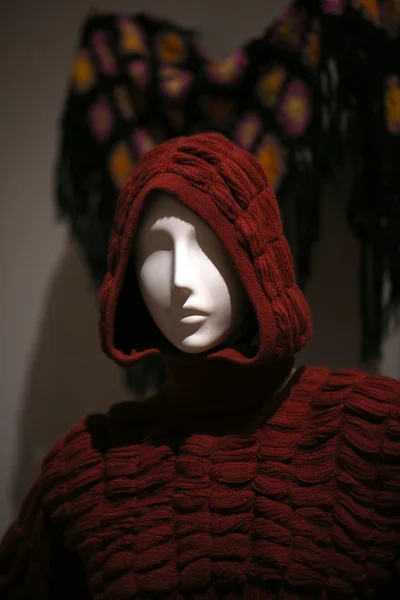 Exposición titulada De moda en la Polonia comunista que refleja el carácter único de la moda en las décadas de la posguerra. Museo Nacional, Cracovia, Polonia — Foto de Stock