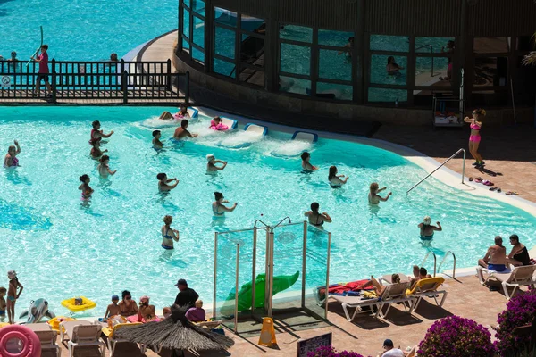 Grupo activo de personas un entrenamiento en la piscina en Fuertevetura. España — Foto de Stock